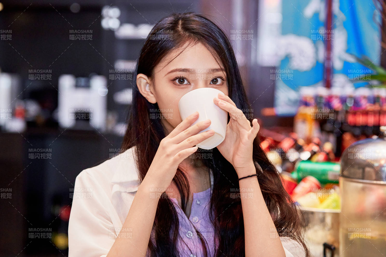 在星级酒店自助餐厅用餐的可爱中国少女