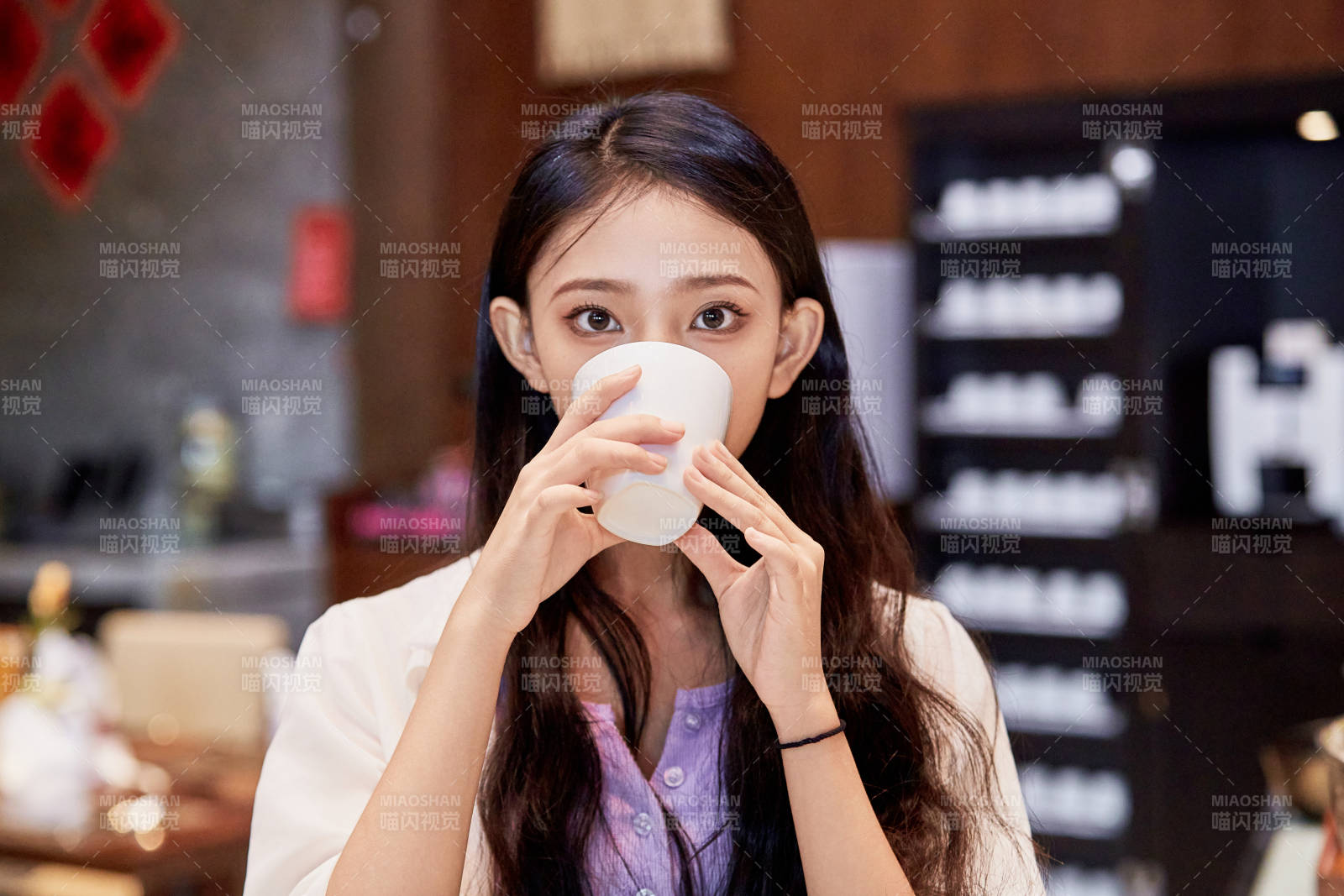 在星级酒店自助餐厅用餐的可爱中国少女