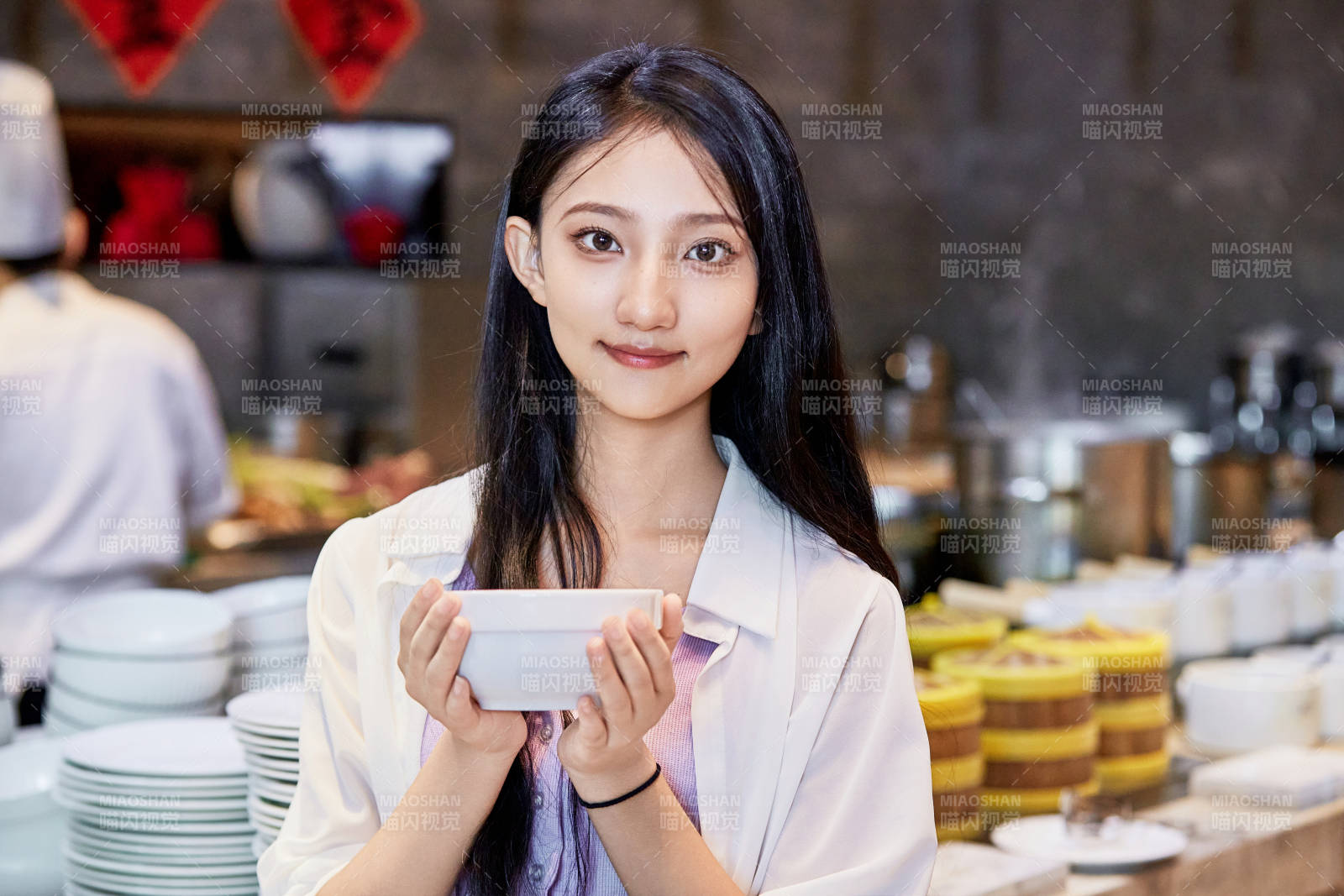 在星级酒店自助餐厅用餐的可爱中国少女