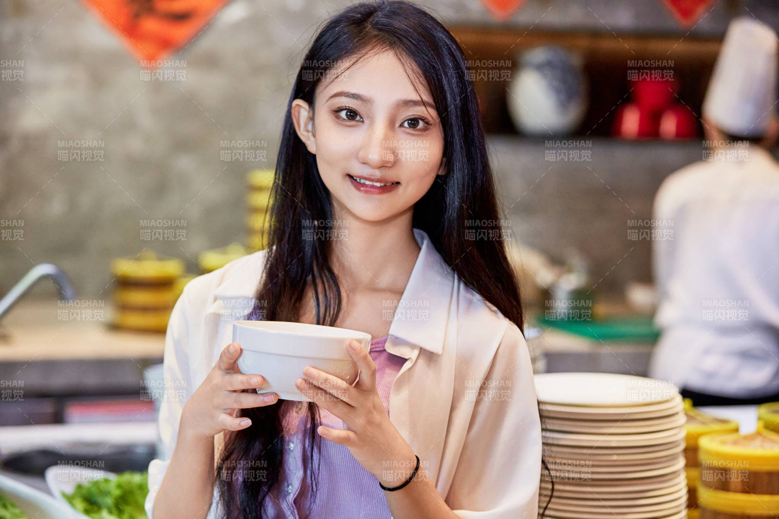 在星级酒店自助餐厅用餐的可爱中国少女