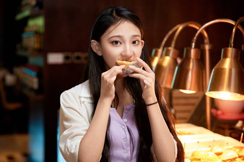 在星级酒店自助餐厅用餐的可爱中国少女