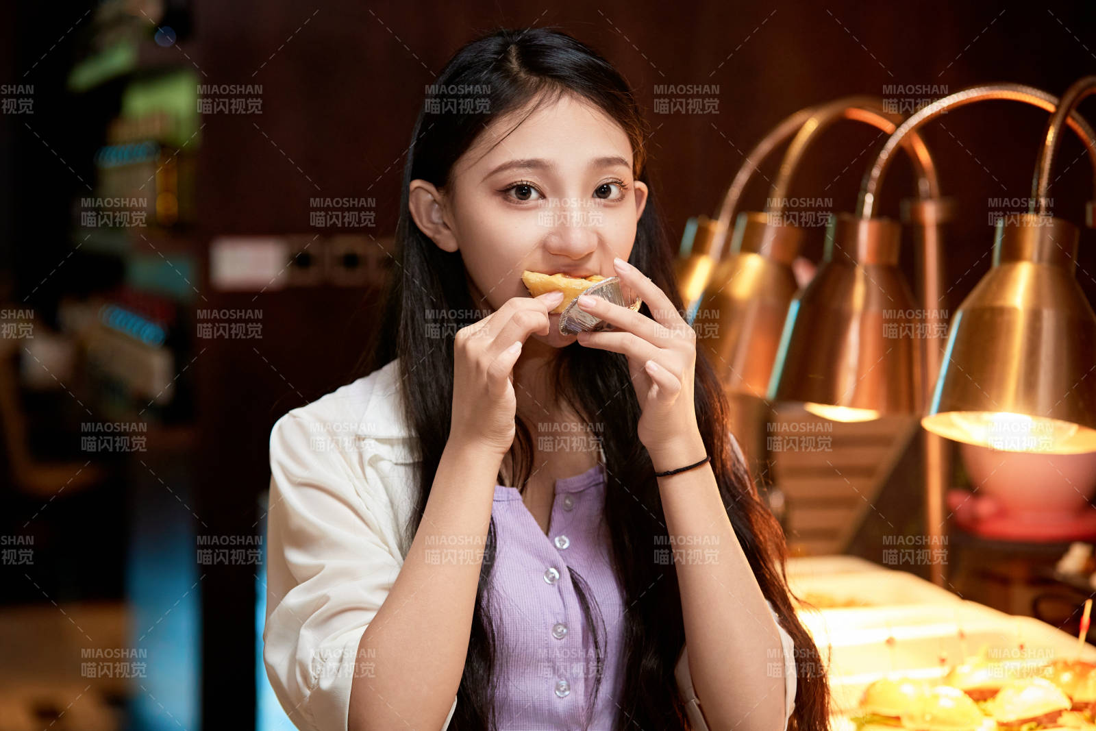 在星级酒店自助餐厅用餐的可爱中国少女