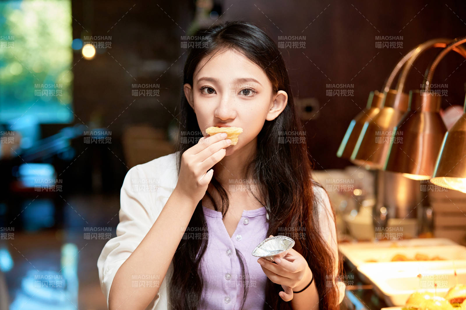 在星級酒店自助餐廳用餐的可愛中國少女