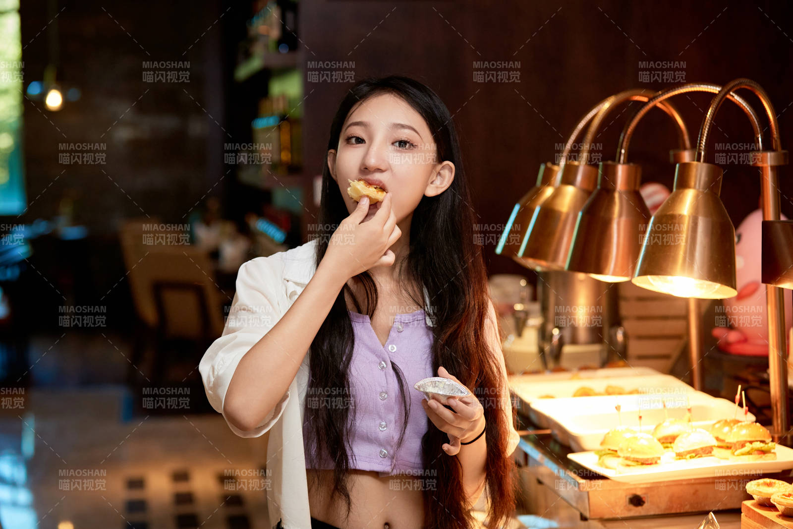 在星級酒店自助餐廳用餐的可愛中國少女