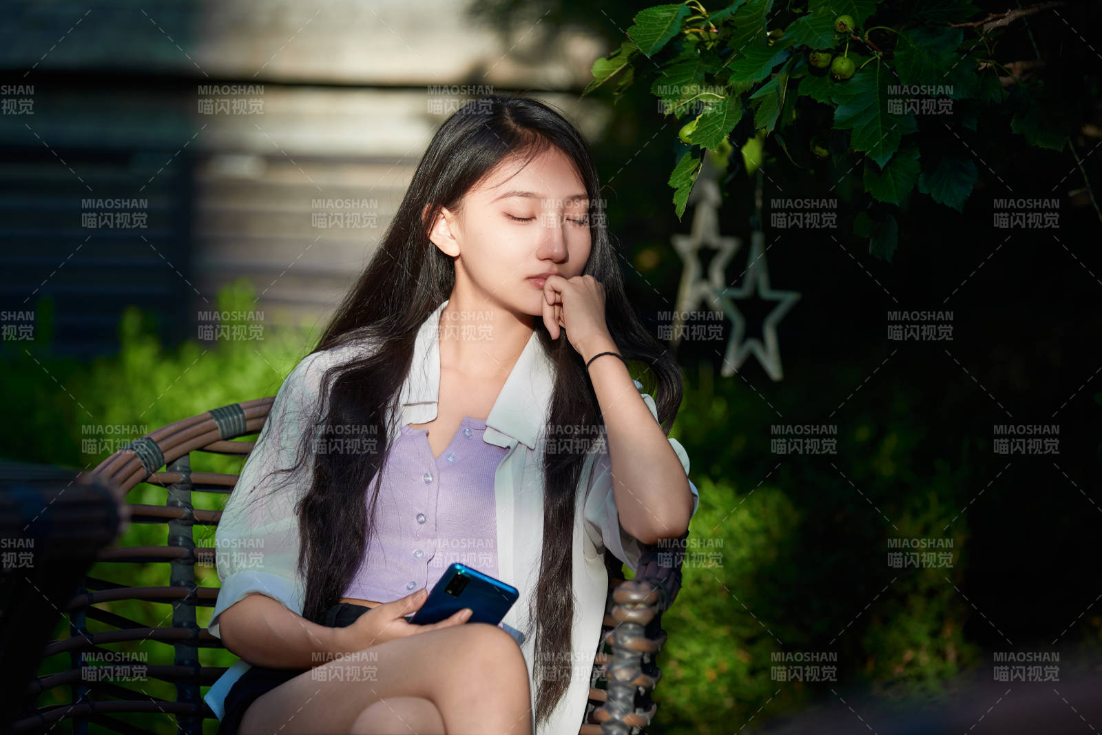 夕阳下在庭院休息拍照的亚洲少女