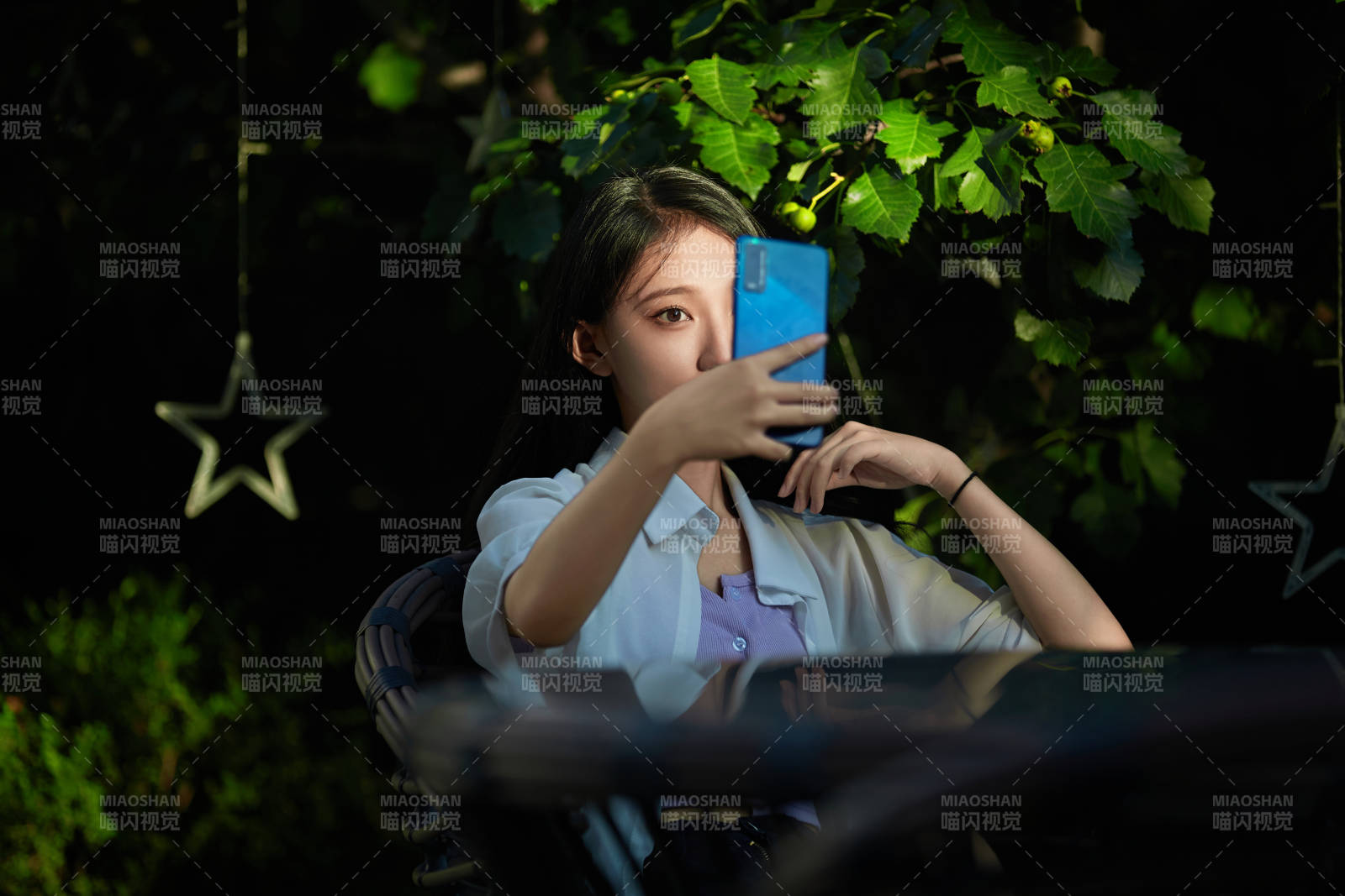 夕陽下在庭院休息拍照的亞洲少女