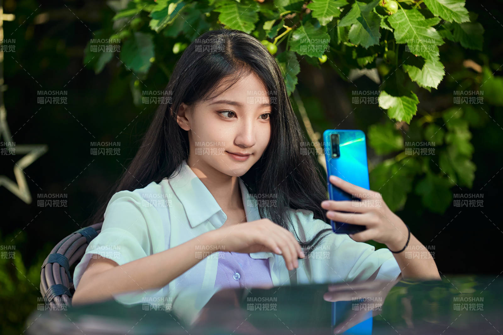 夕阳下在庭院休息拍照的亚洲少女