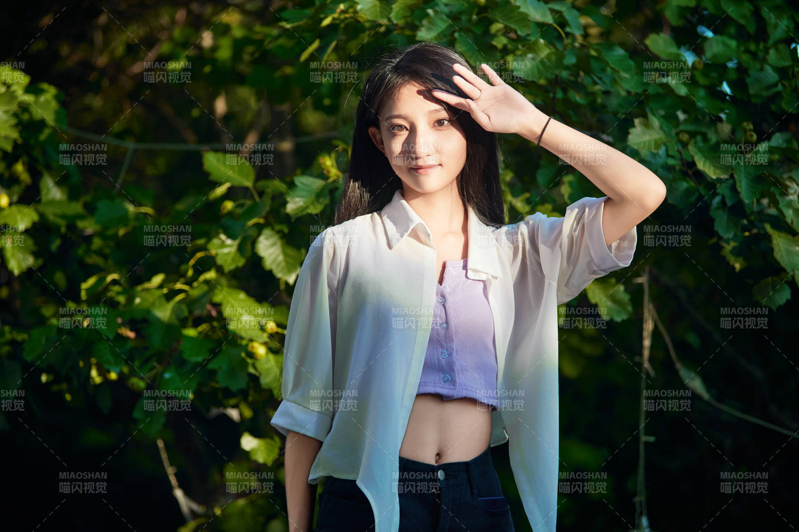 夕陽下在庭院休息拍照的亞洲少女