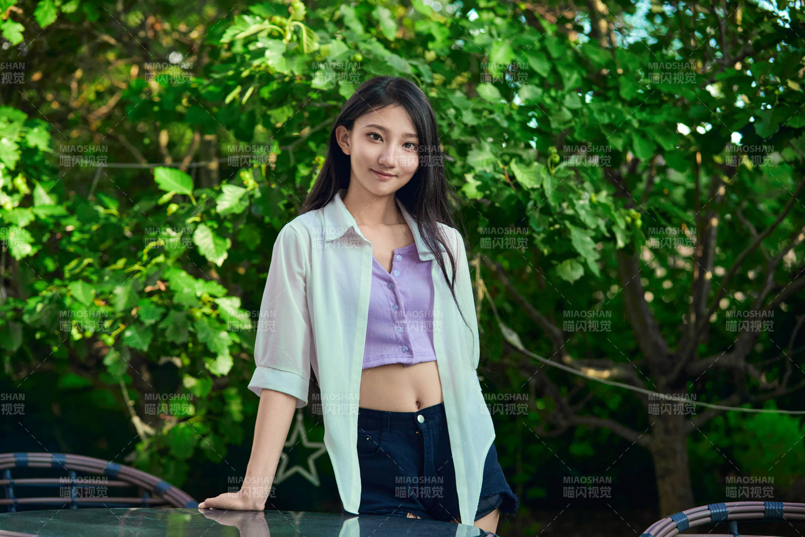 夕阳下在庭院休息拍照的亚洲少女