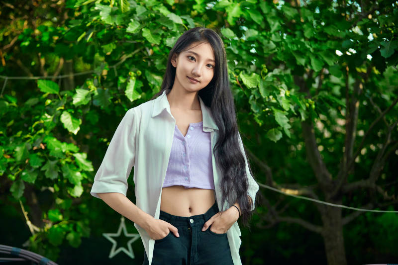 夕陽(yáng)下在庭院休息拍照的亞洲少女