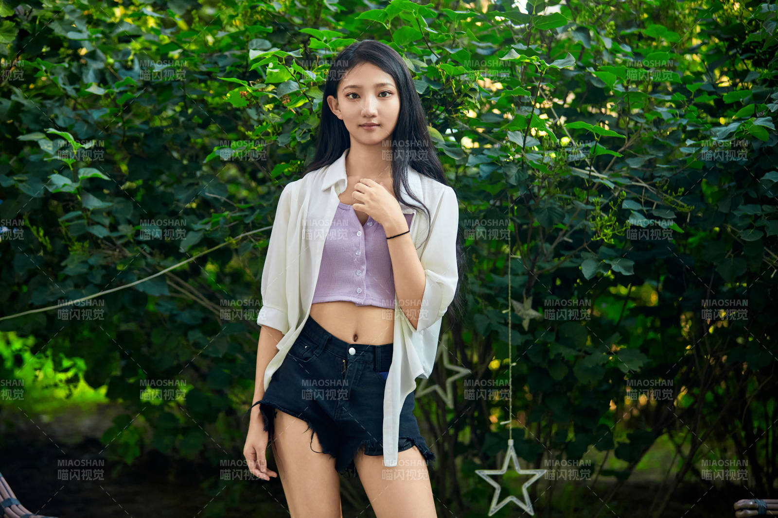 夕阳下在庭院休息拍照的亚洲少女