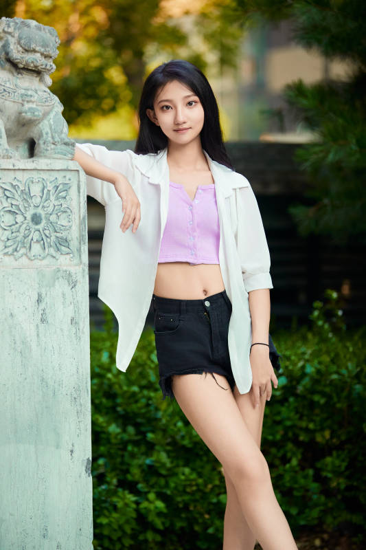 夕阳下在庭院休息拍照的亚洲少女