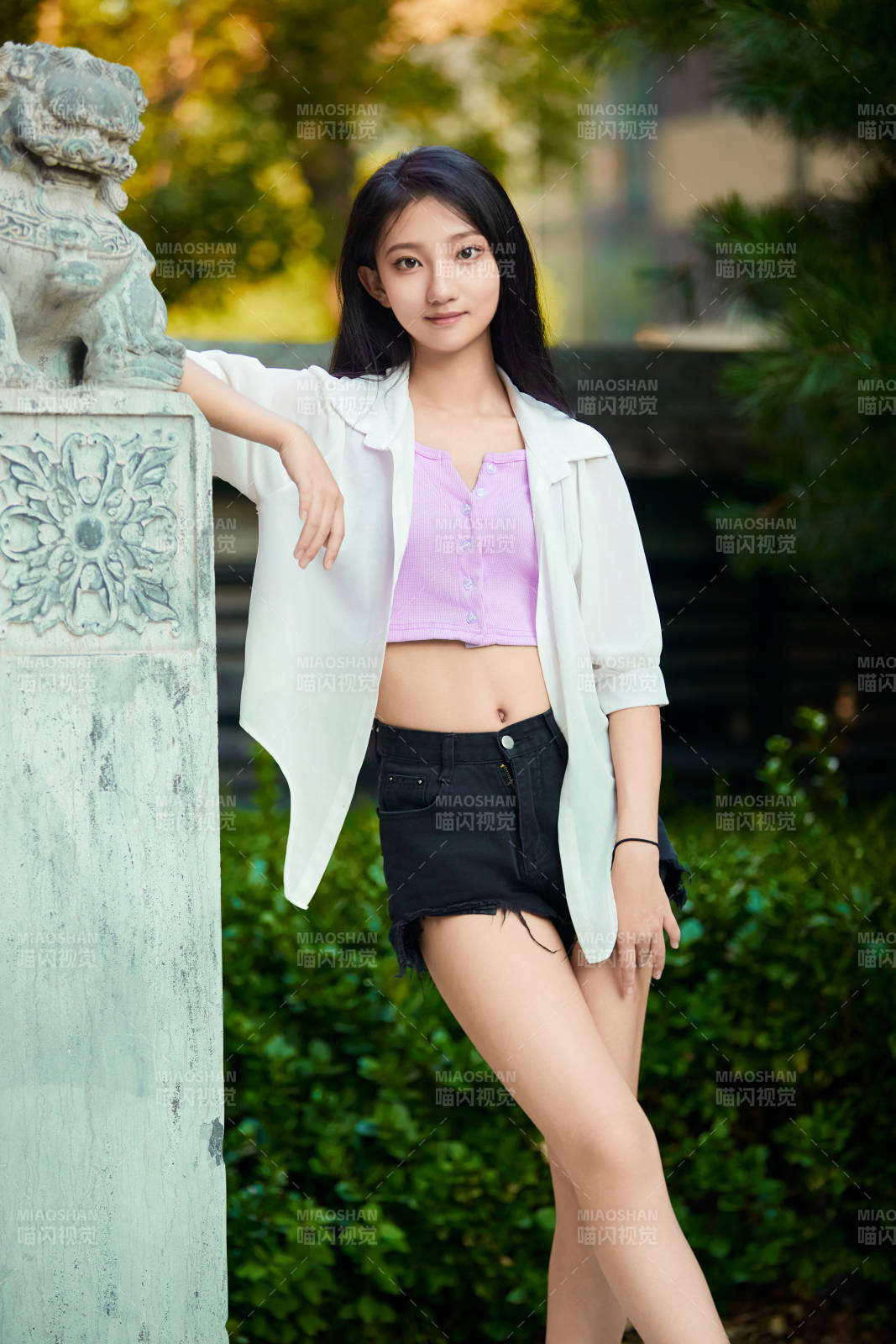 夕阳下在庭院休息拍照的亚洲少女