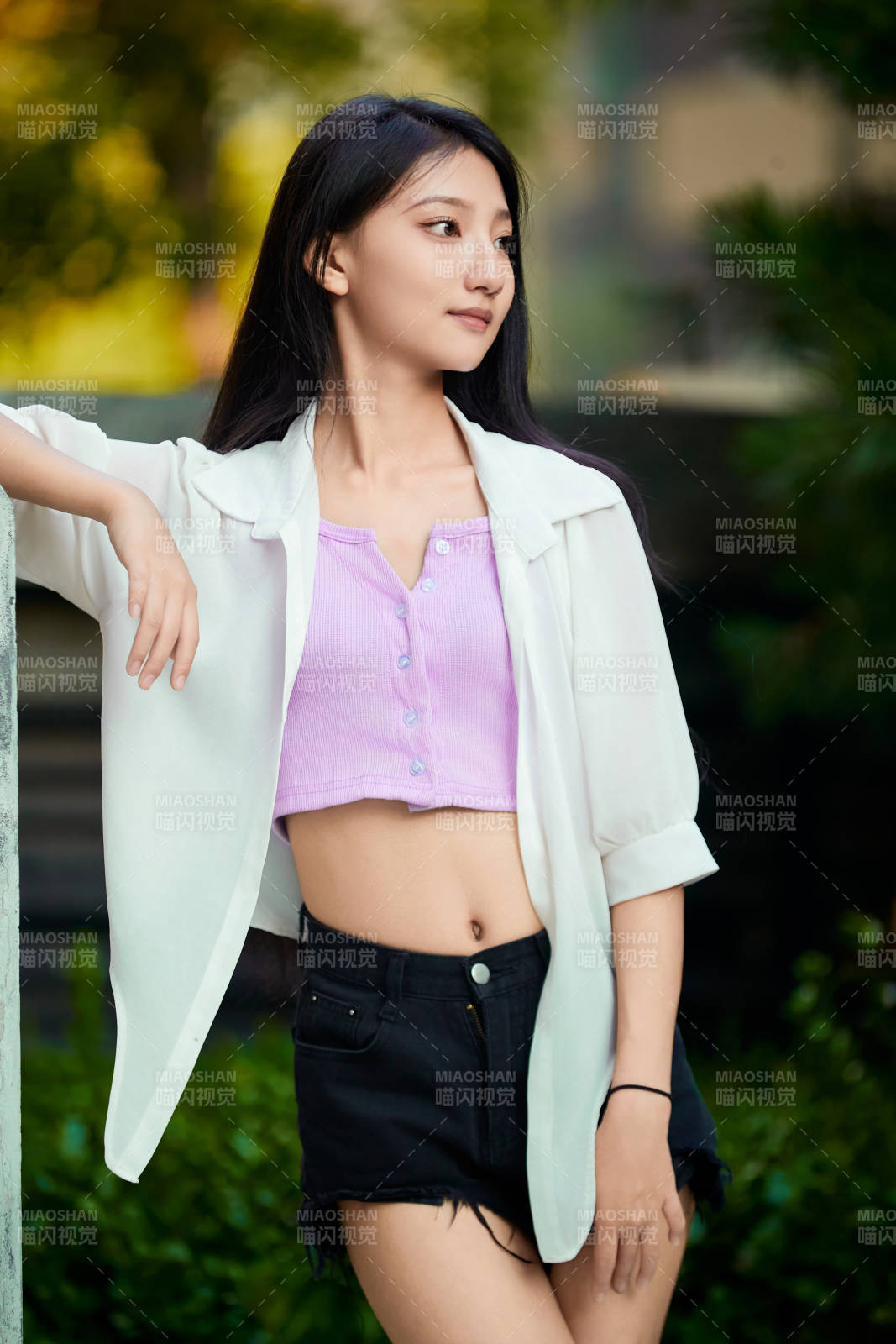 夕阳下在庭院休息拍照的亚洲少女