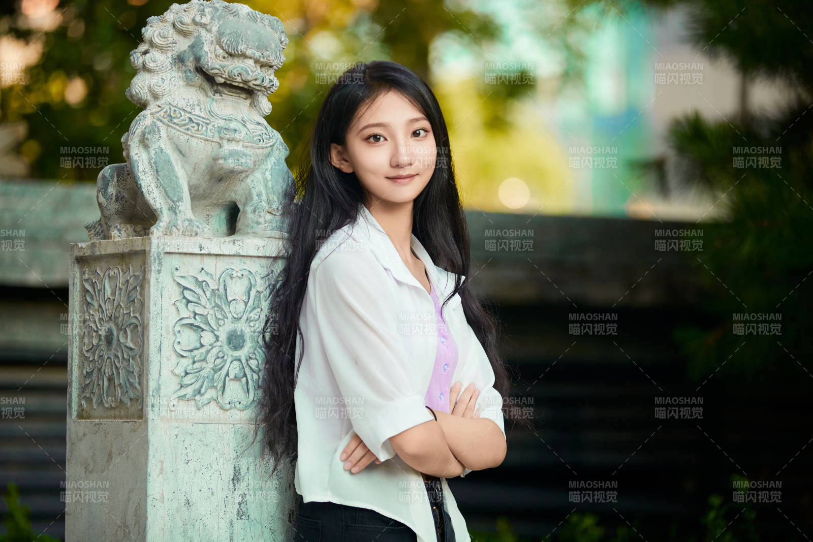 夕阳下在庭院休息拍照的亚洲少女