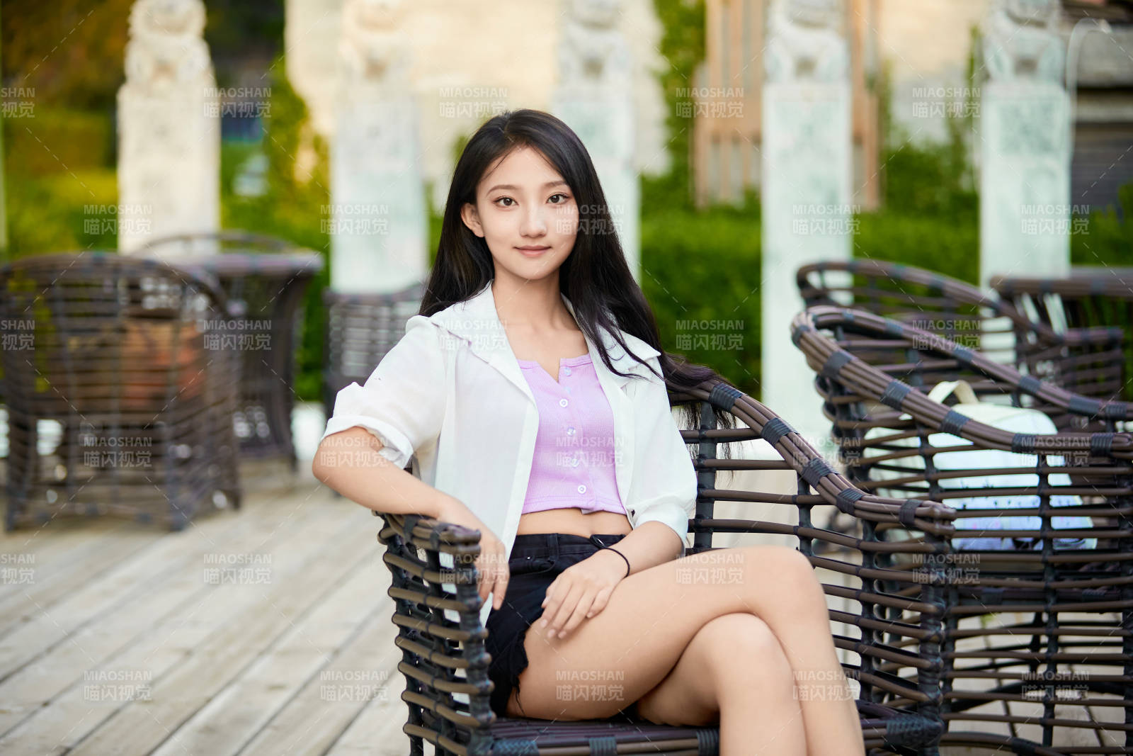 夕阳下在庭院休息拍照的亚洲少女