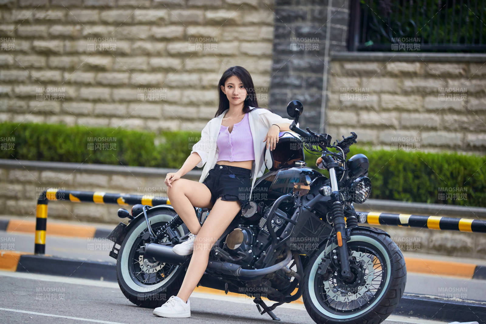 骑复古摩托车的中国少女