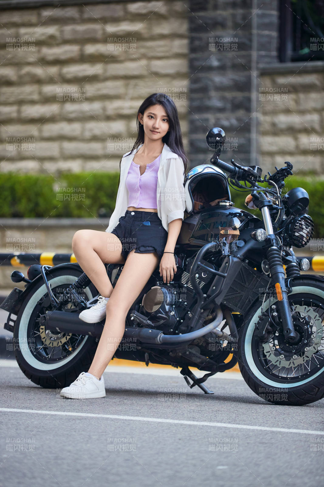 騎復古摩托車的中國少女