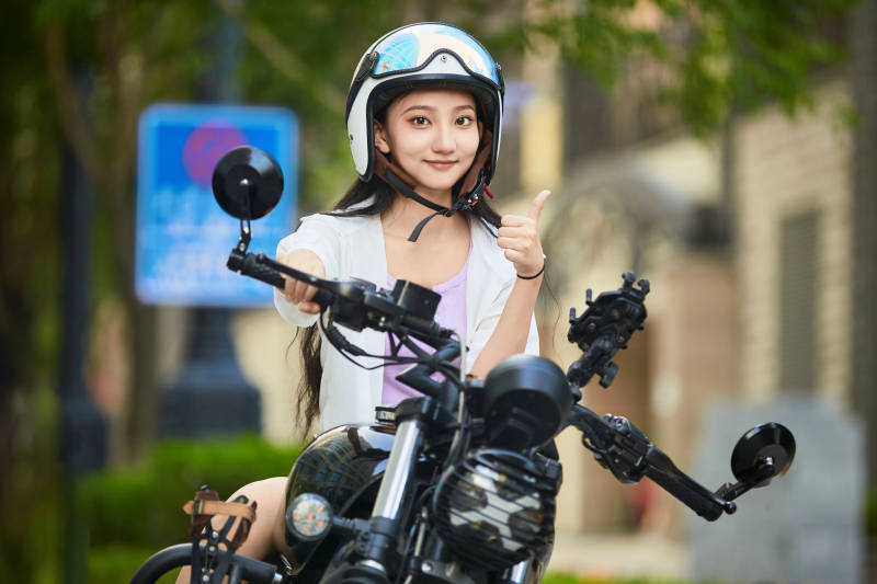 骑复古摩托车的中国少女