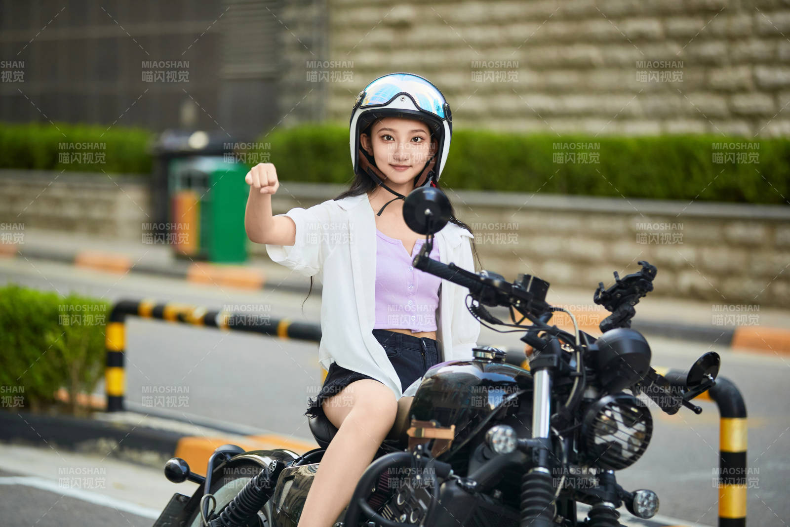 騎復古摩托車的中國少女