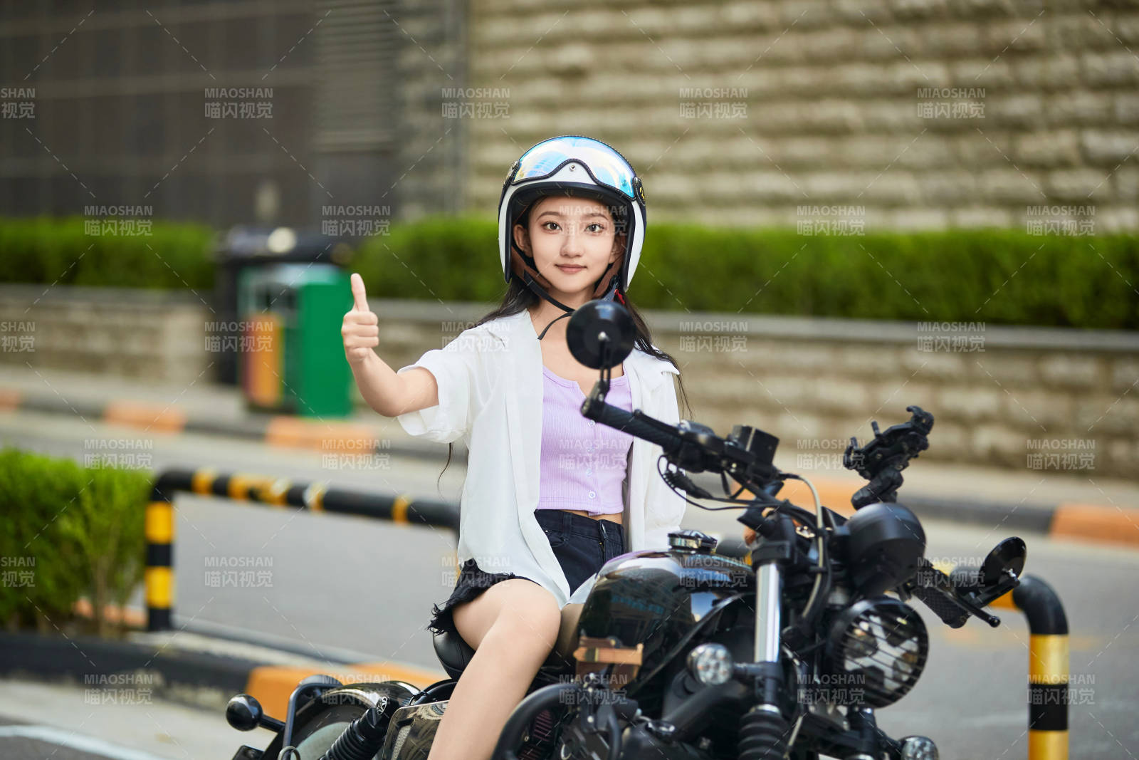 騎復古摩托車的中國少女