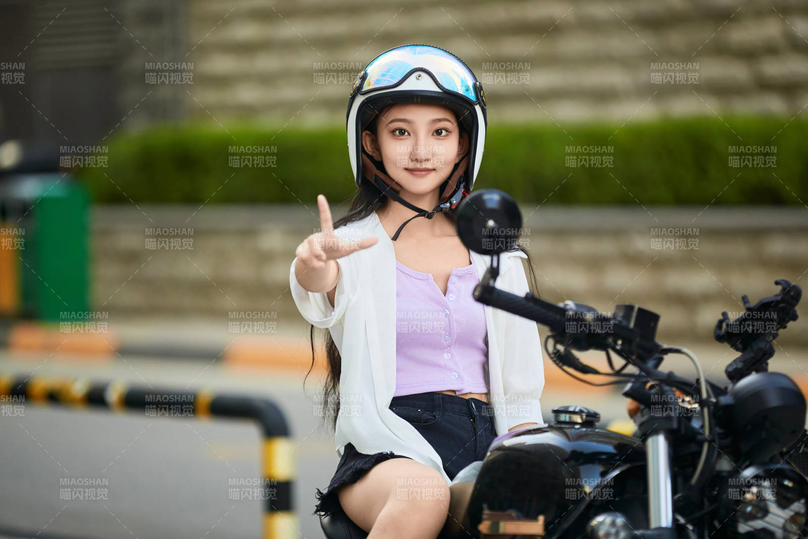騎復古摩托車的中國少女