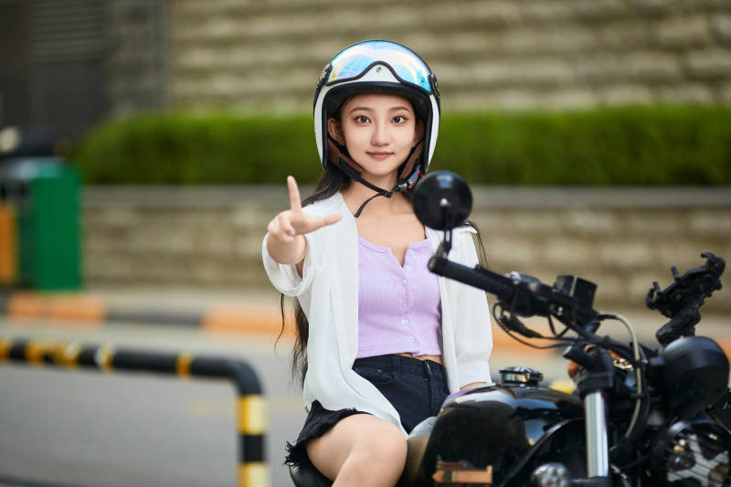 骑复古摩托车的中国少女