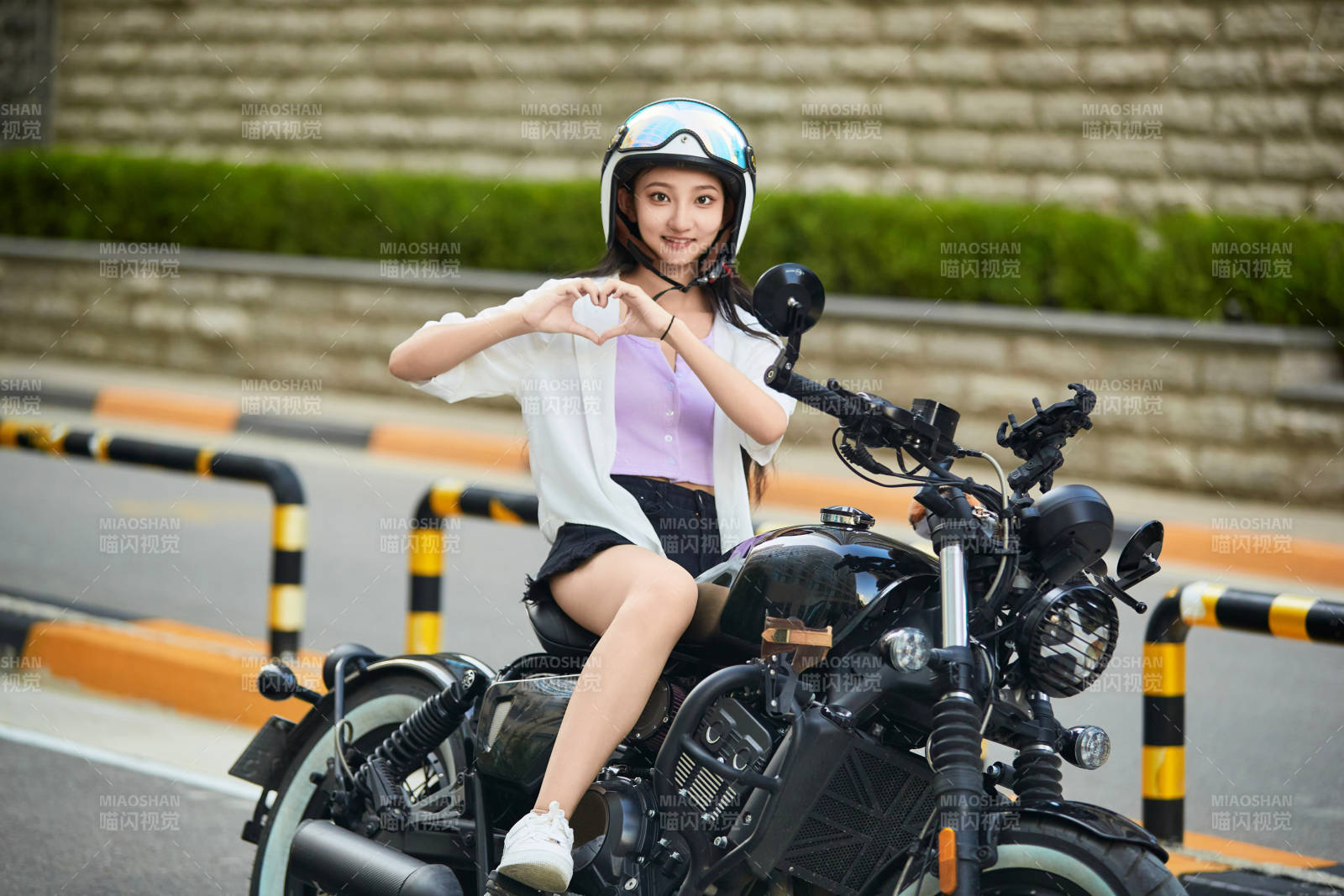 騎復古摩托車的中國少女