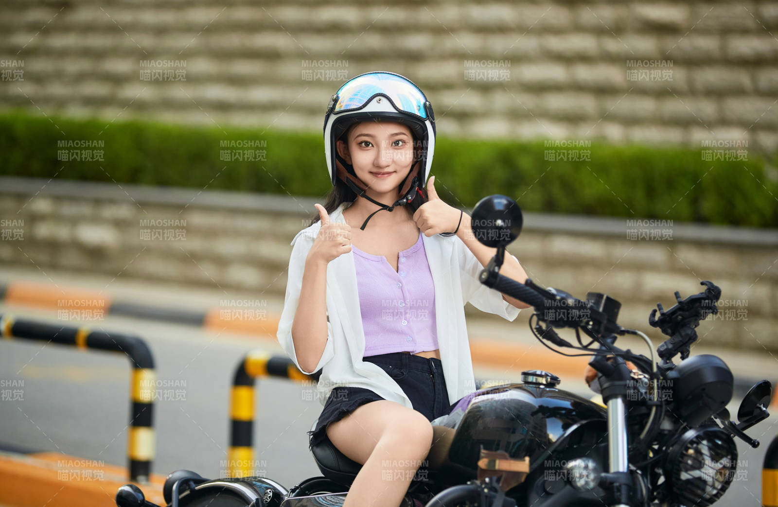 騎復古摩托車的中國少女