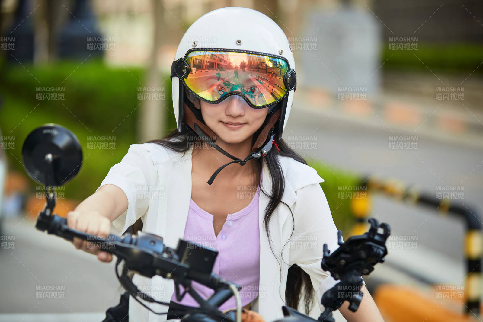 骑复古摩托车的中国少女