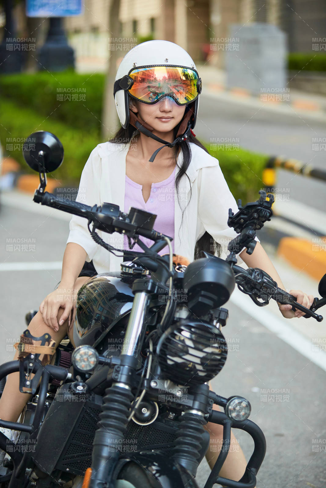 騎復古摩托車的中國少女