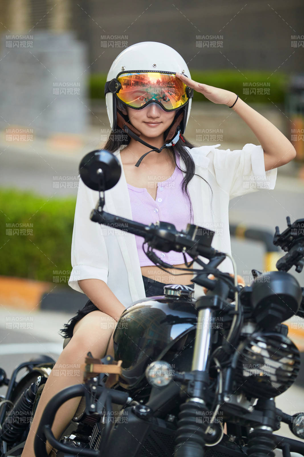 骑复古摩托车的中国少女