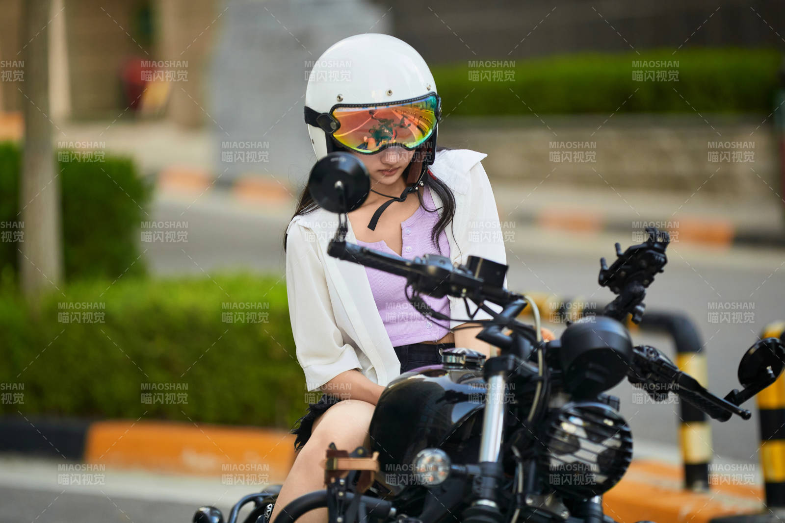 騎復(fù)古摩托車的中國(guó)少女