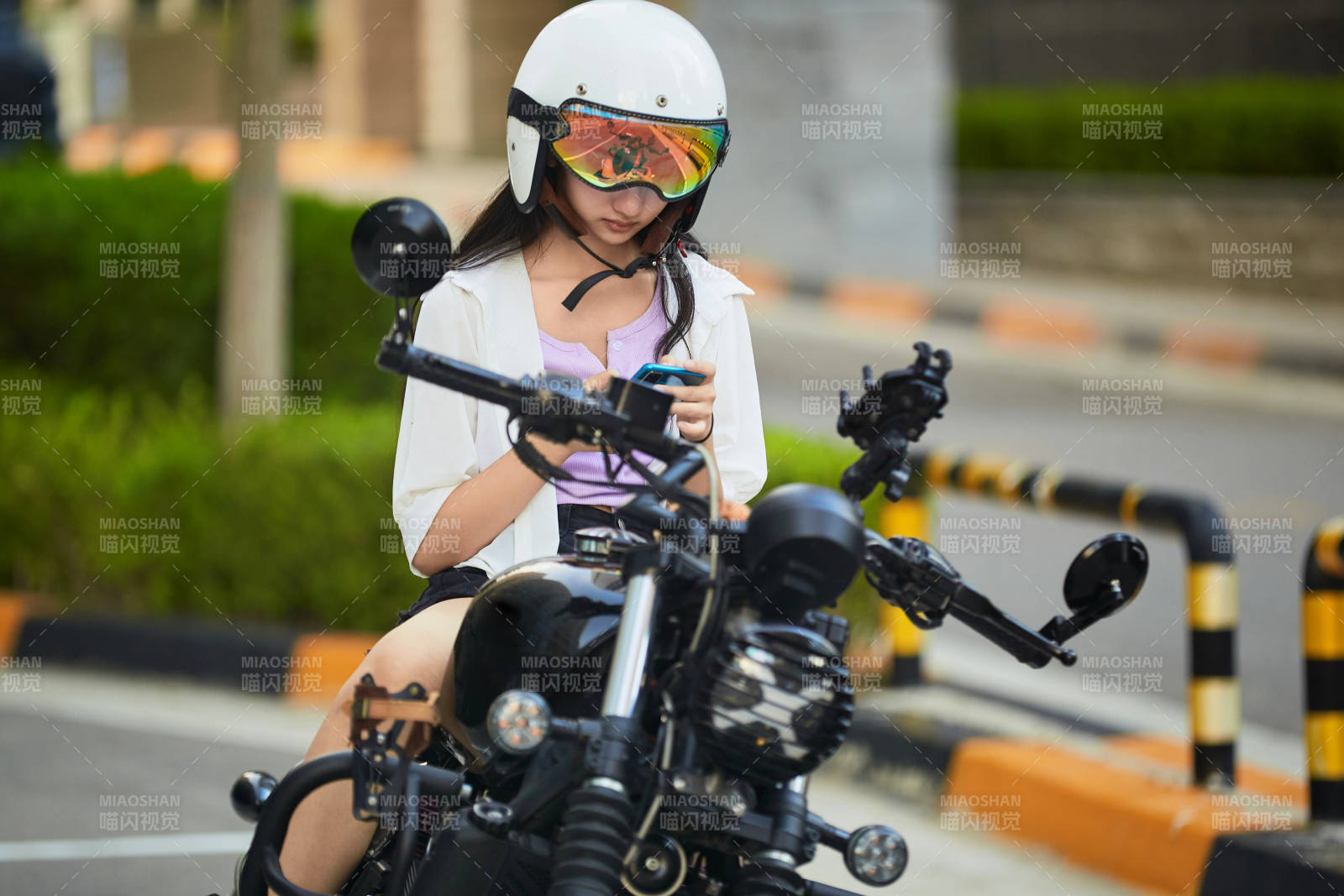 骑复古摩托车的中国少女