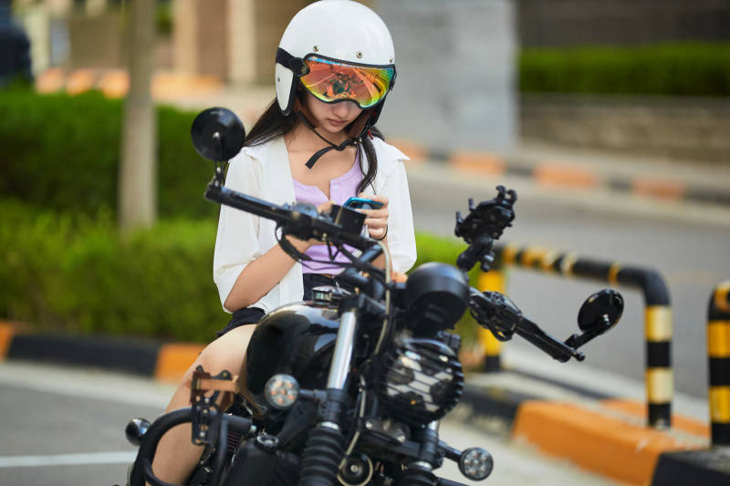 骑复古摩托车的中国少女