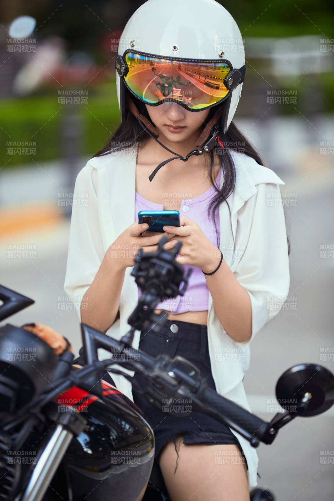 騎復古摩托車的中國少女