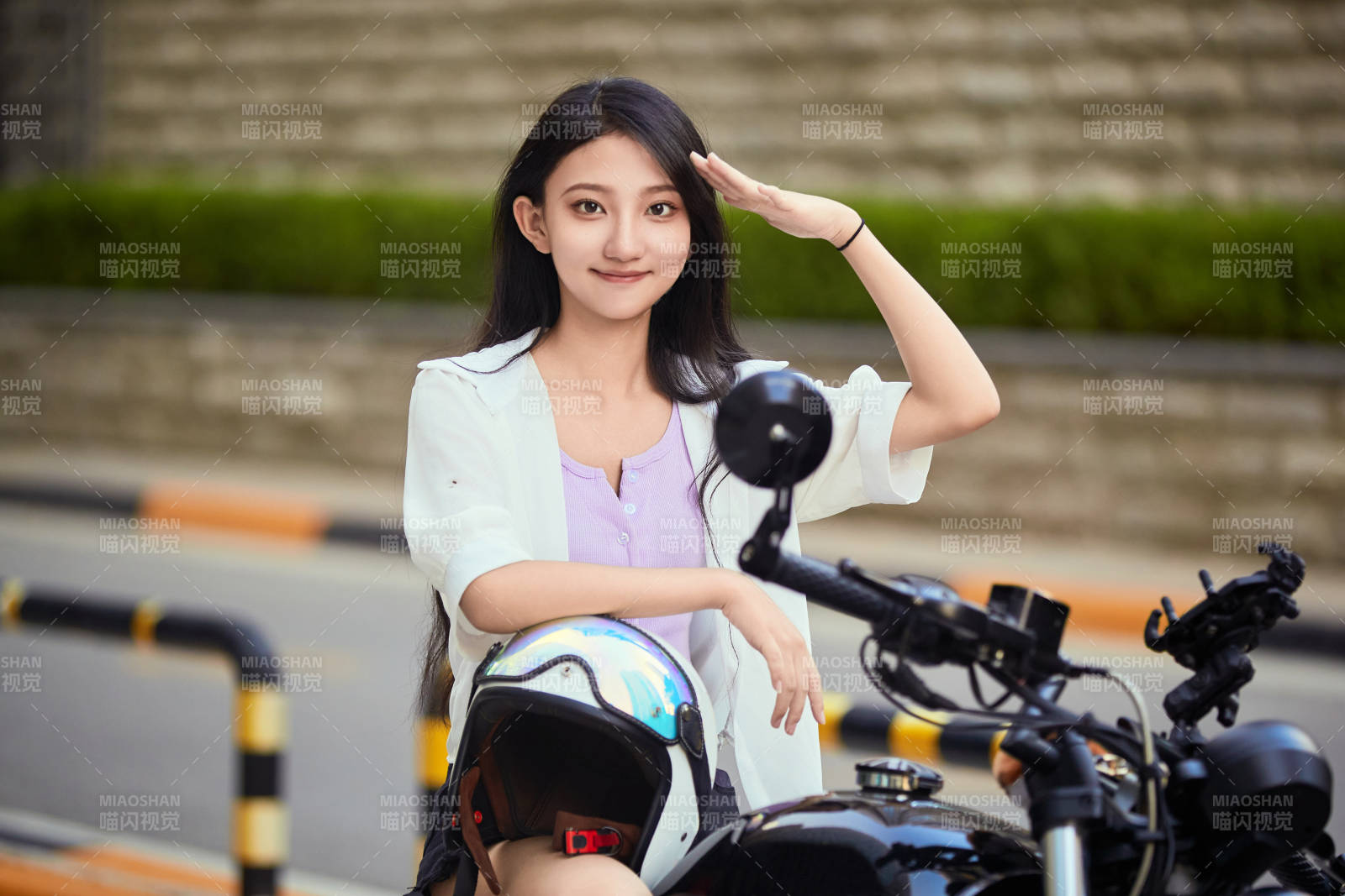 騎復古摩托車的中國少女