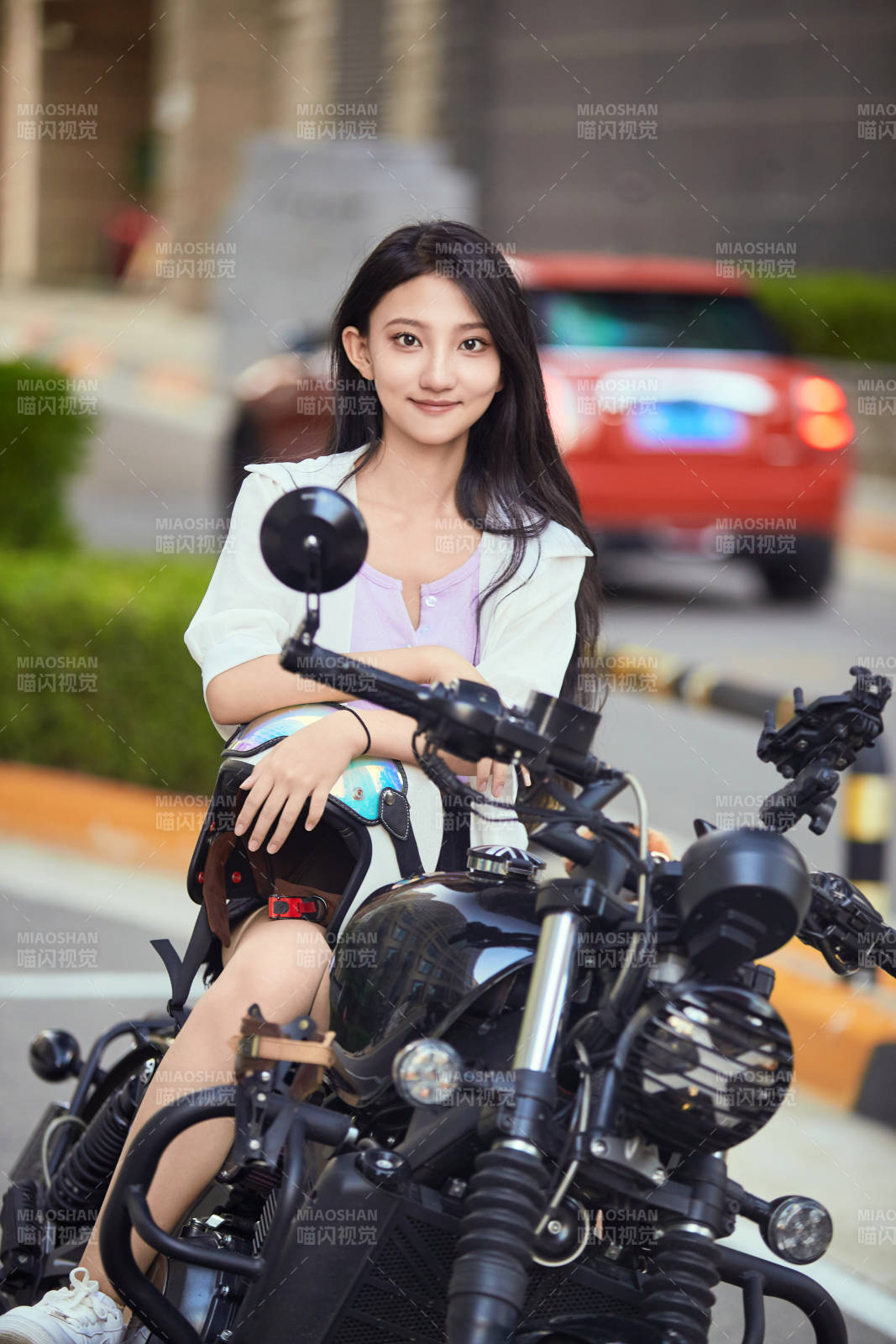 騎復古摩托車的中國少女