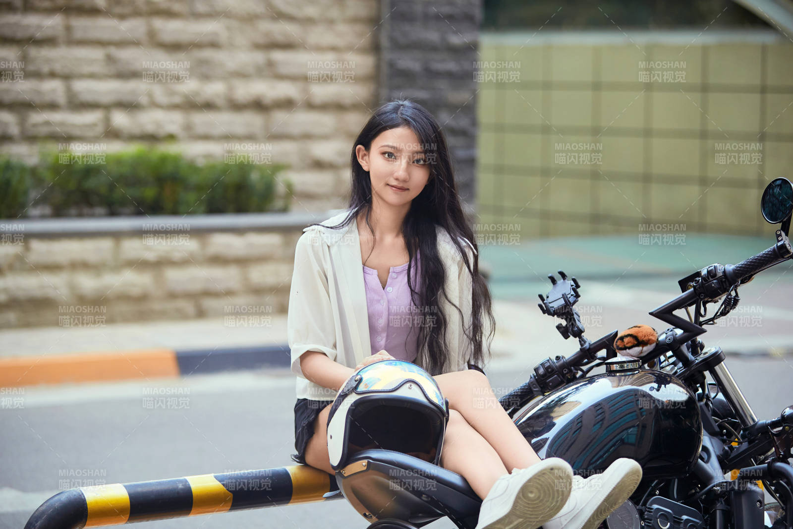 騎復(fù)古摩托車的中國少女