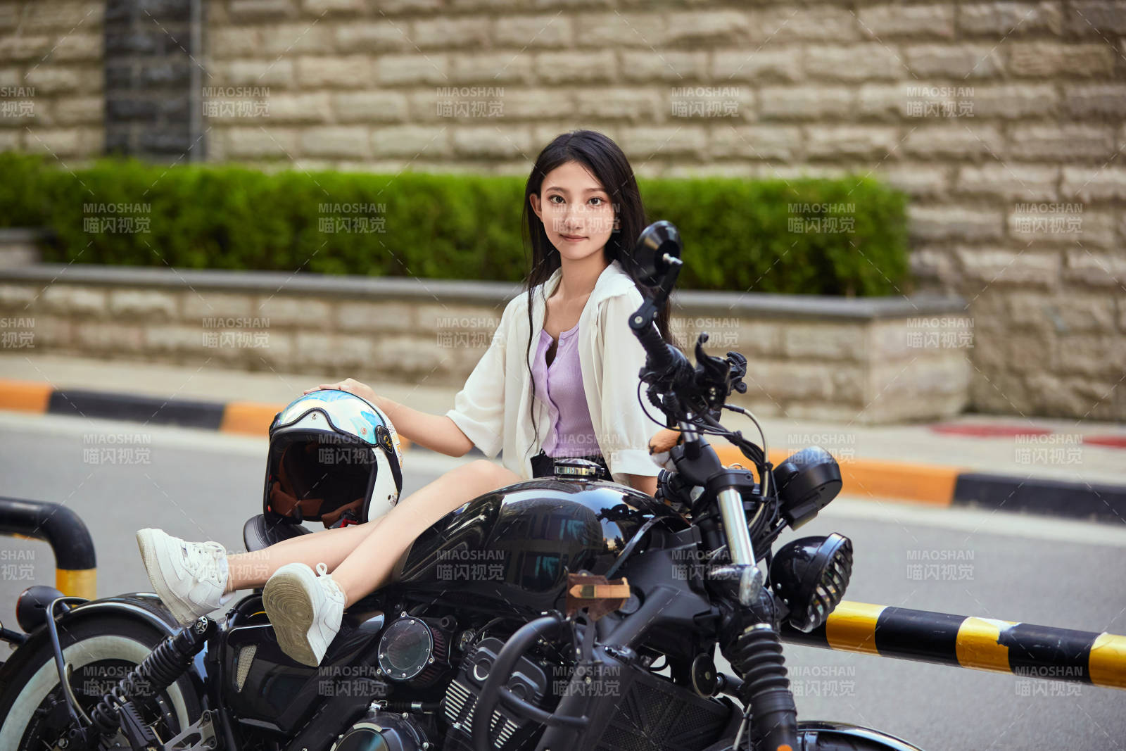 騎復古摩托車的中國少女