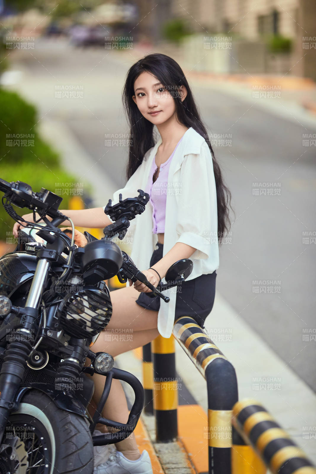 骑复古摩托车的中国少女