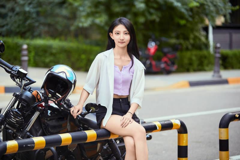 骑复古摩托车的中国少女