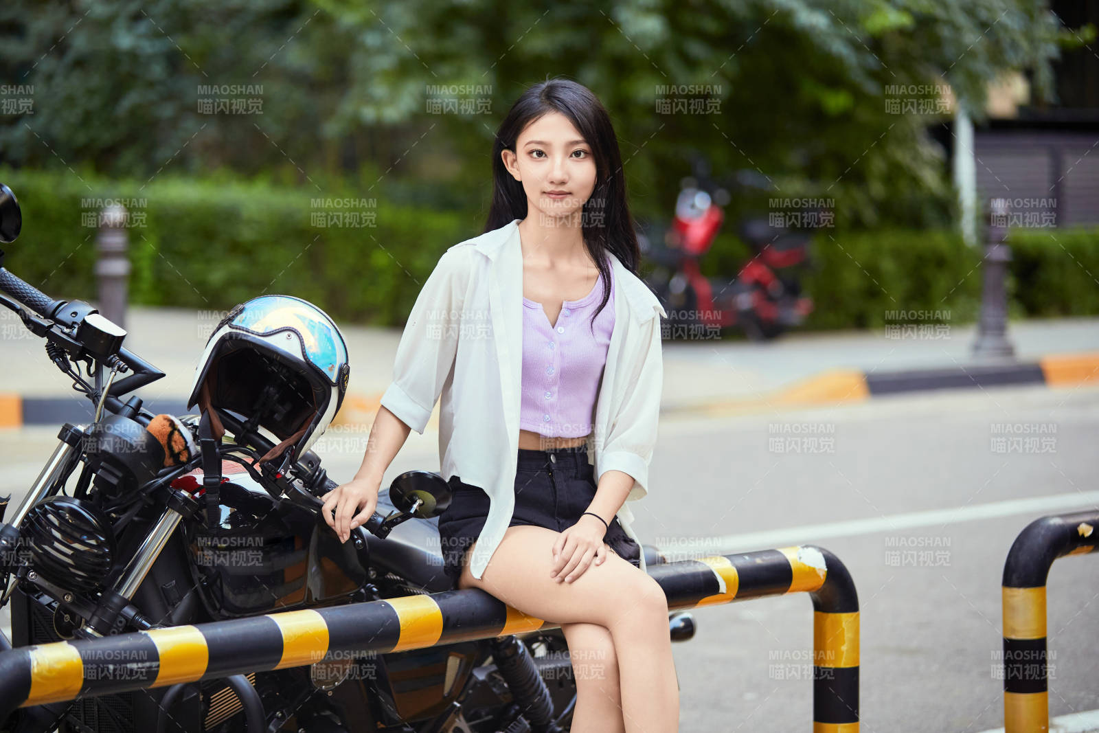 騎復古摩托車的中國少女