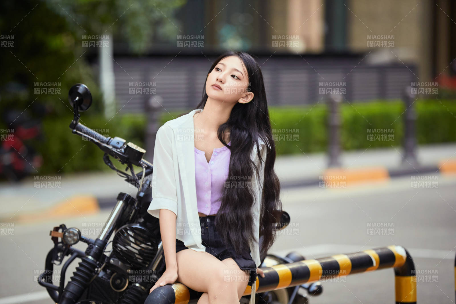 骑复古摩托车的中国少女