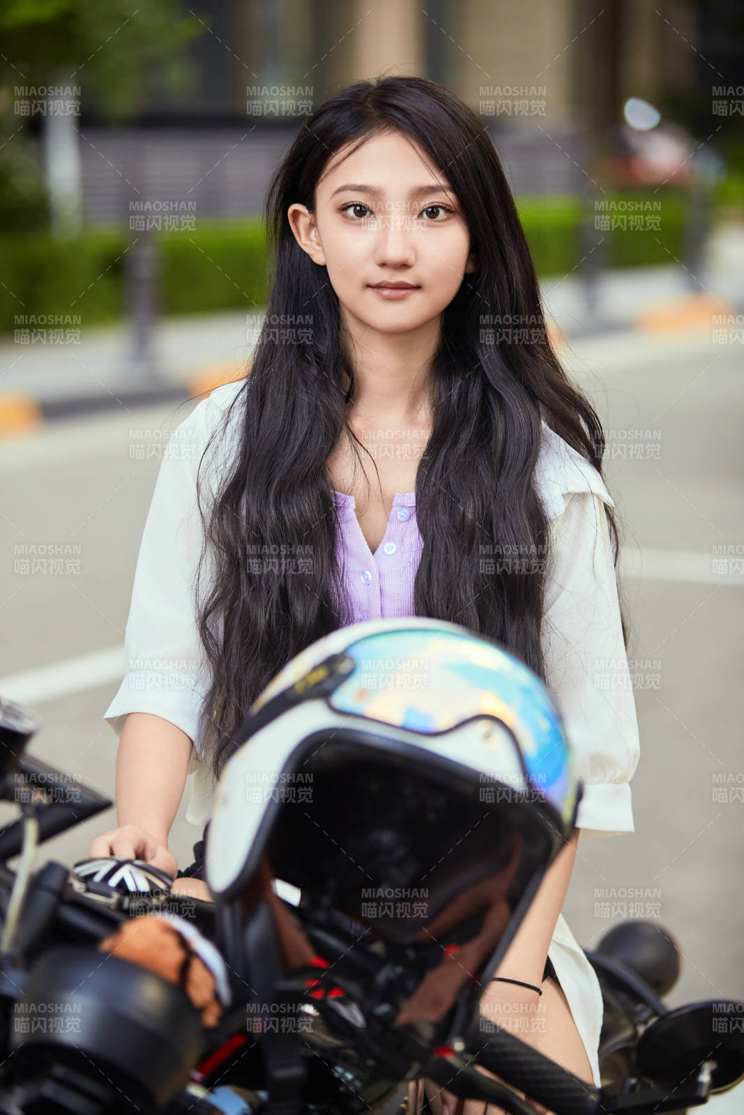 骑复古摩托车的中国少女