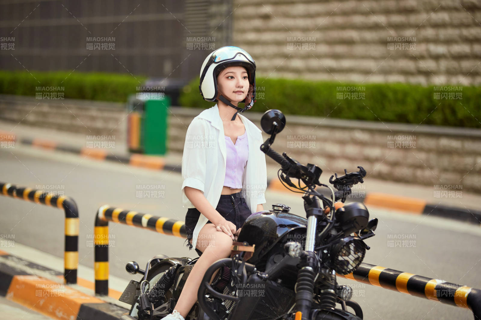 骑复古摩托车的中国少女