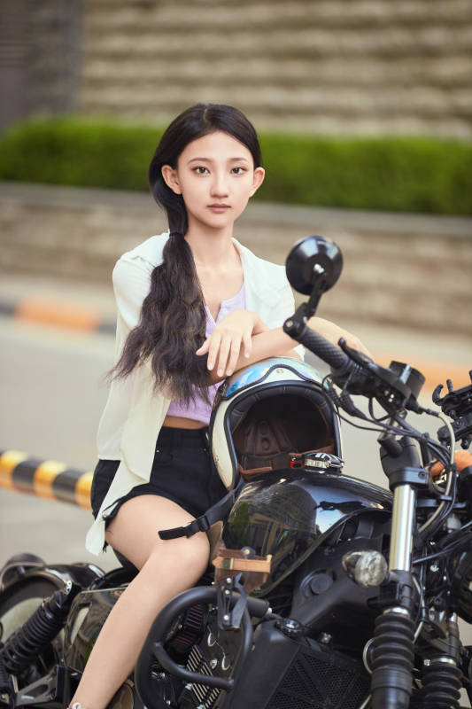 骑复古摩托车的中国少女
