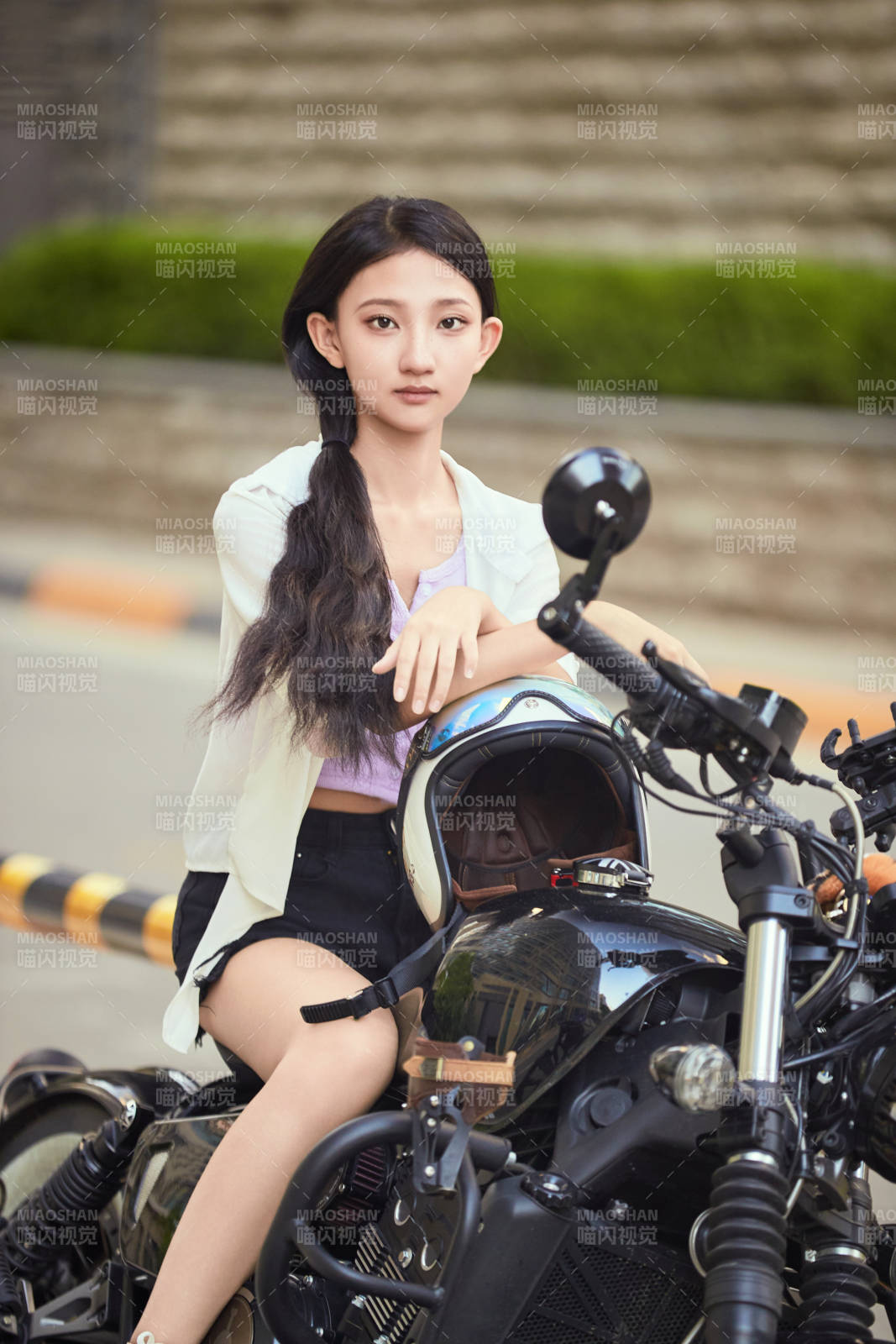 骑复古摩托车的中国少女