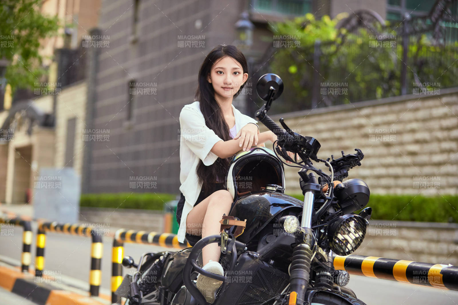 騎復古摩托車的中國少女