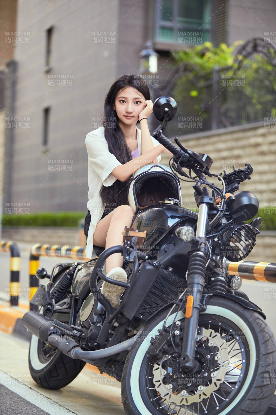 骑复古摩托车的中国少女